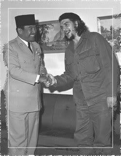 Photo Presiden SOEKARNO Bertemu Dengan CHEGUAVARA DAN MANTAN PRES KUBA FIDEL CASTRO