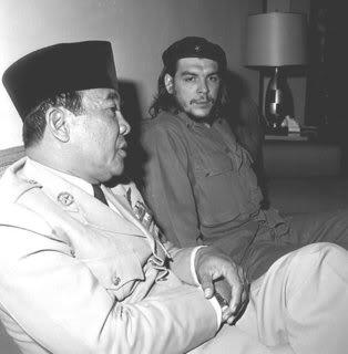 Photo Presiden SOEKARNO Bertemu Dengan CHEGUAVARA DAN MANTAN PRES KUBA FIDEL CASTRO