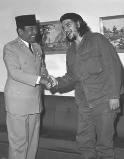 Photo Presiden SOEKARNO Bertemu Dengan CHEGUAVARA DAN MANTAN PRES KUBA FIDEL CASTRO