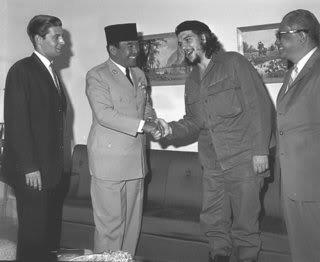 Photo Presiden SOEKARNO Bertemu Dengan CHEGUAVARA DAN MANTAN PRES KUBA FIDEL CASTRO