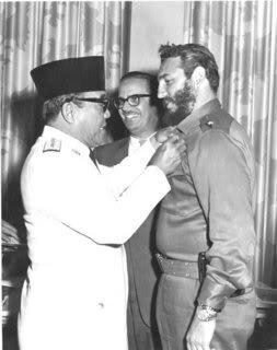 Photo Presiden SOEKARNO Bertemu Dengan CHEGUAVARA DAN MANTAN PRES KUBA FIDEL CASTRO