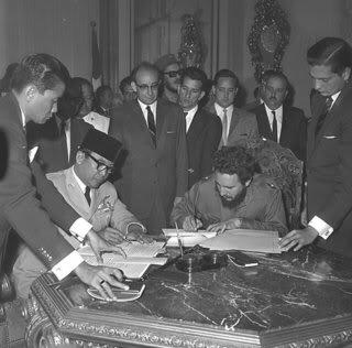 Photo Presiden SOEKARNO Bertemu Dengan CHEGUAVARA DAN MANTAN PRES KUBA FIDEL CASTRO