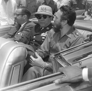 Photo Presiden SOEKARNO Bertemu Dengan CHEGUAVARA DAN MANTAN PRES KUBA FIDEL CASTRO