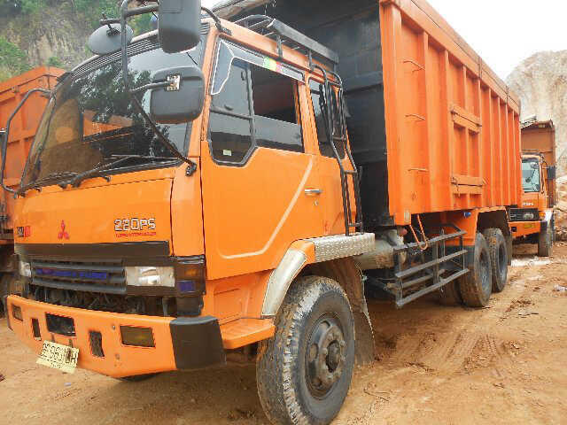 Sedia FUSO TRONTON 6x4 HD 220 PS tahun 2008 - 2011