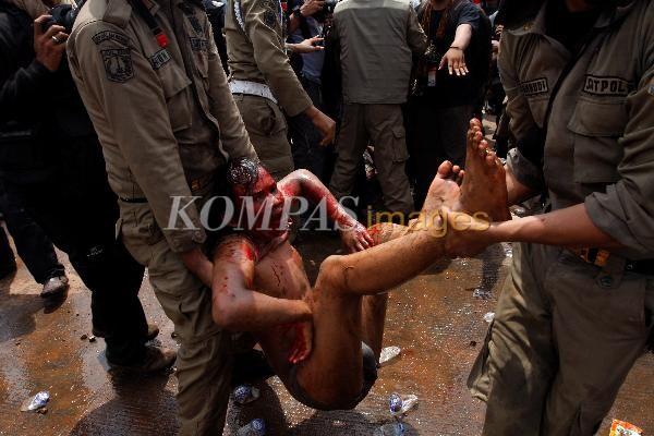 Jokowi Janji Copot Aparat Satpol PP yang Hobi Bak... Buk...Bak...Buk....