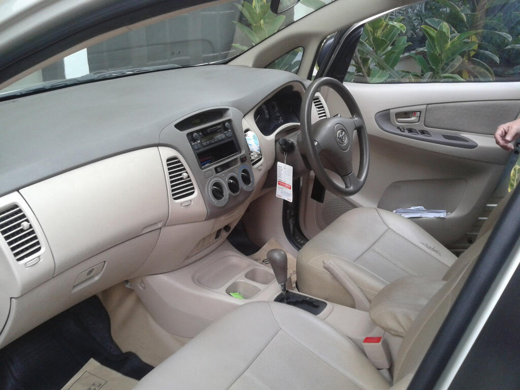 Dijual INNOVA 2004 G at 2000cc silver..MULUS BAGUS MURAH