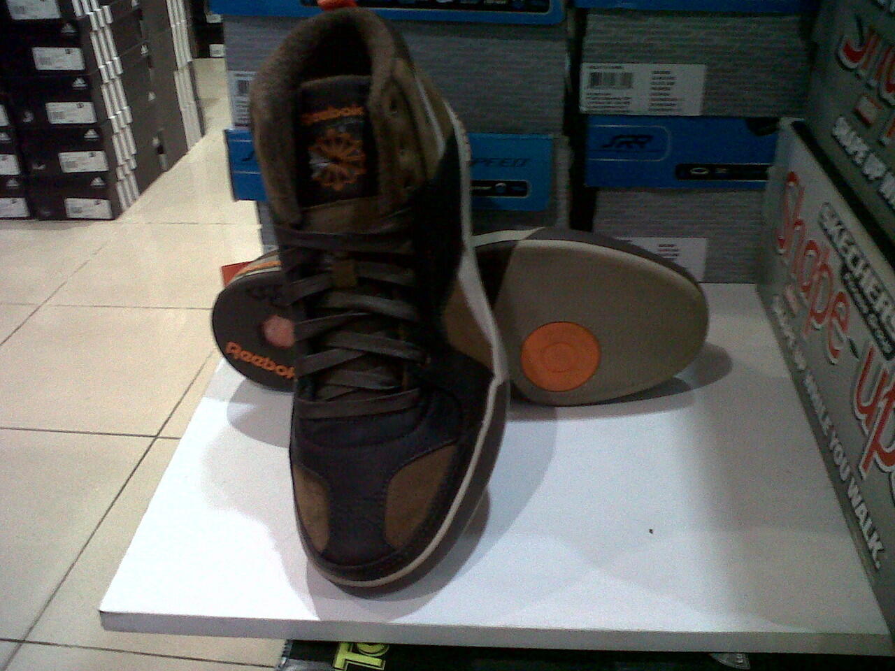 jual sepatu bola adidas Predator dan Reebok Clasic Hudson Mid (ORIGINAL) ! Jakarta