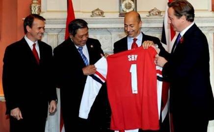 Berkunjung ke Inggris, SBY Dinobatkan Jadi ‘Pemain’ Arsenal 