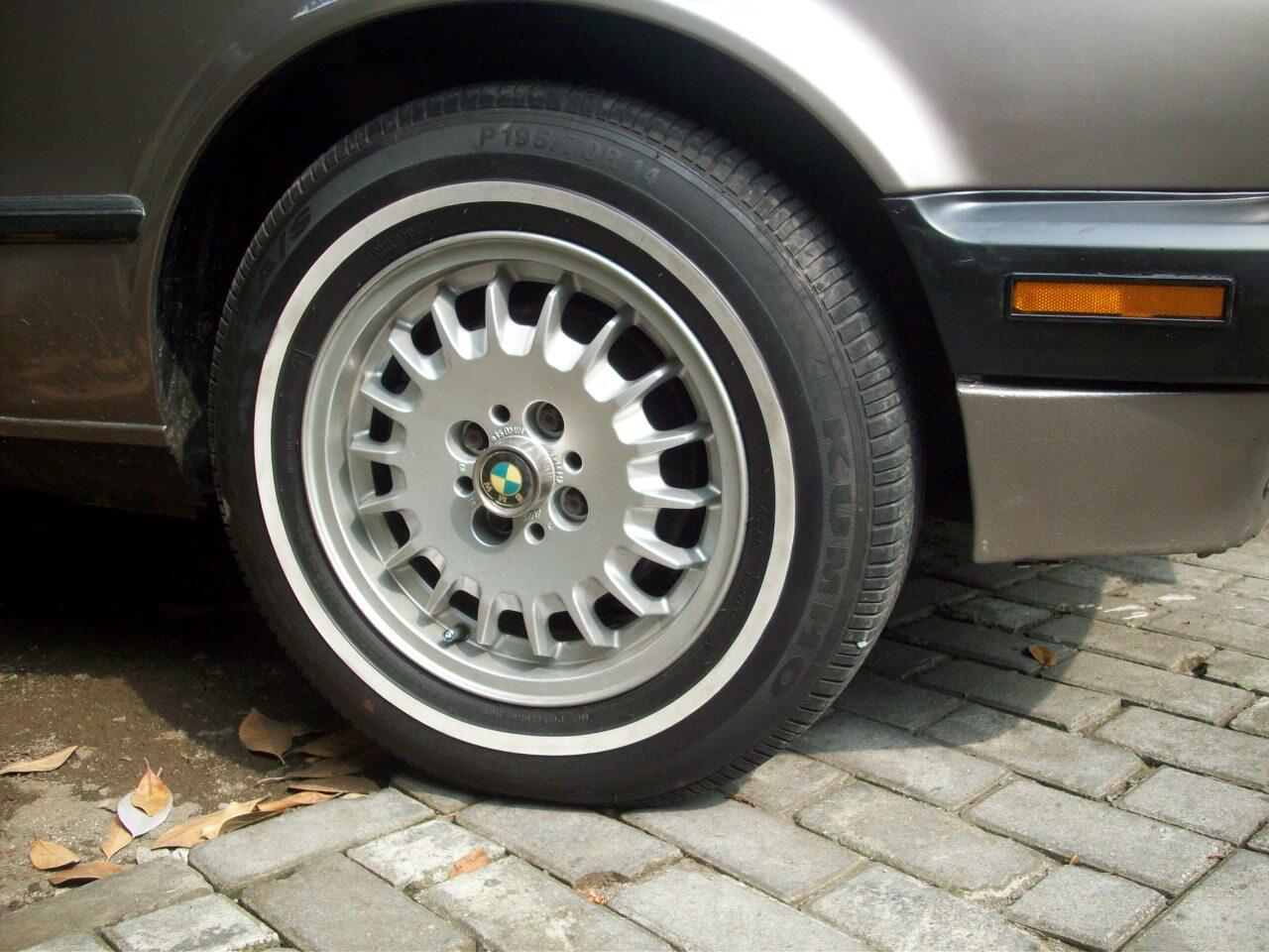 VELG OEM BMW E30 + Ban White Stripe Kumho 90%