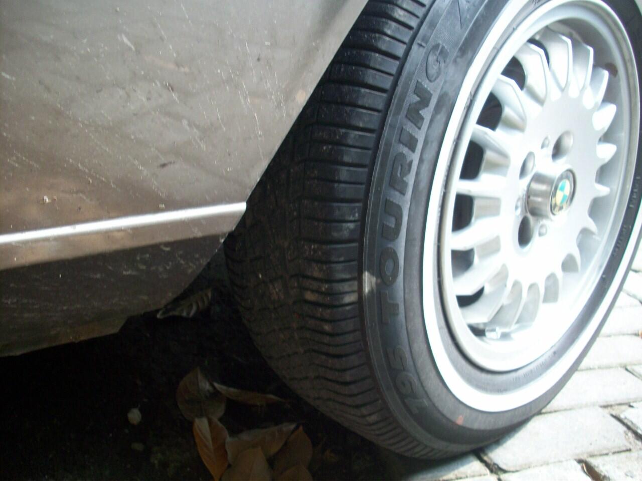 VELG OEM BMW E30 + Ban White Stripe Kumho 90%