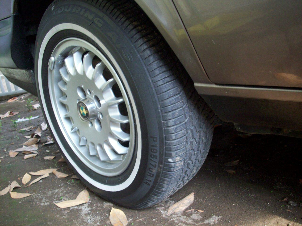 VELG OEM BMW E30 + Ban White Stripe Kumho 90%