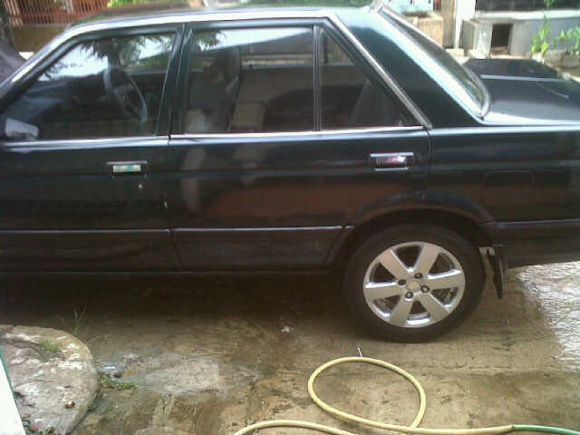 NISSAN SENTRA TH 89. HIJAU TUA
