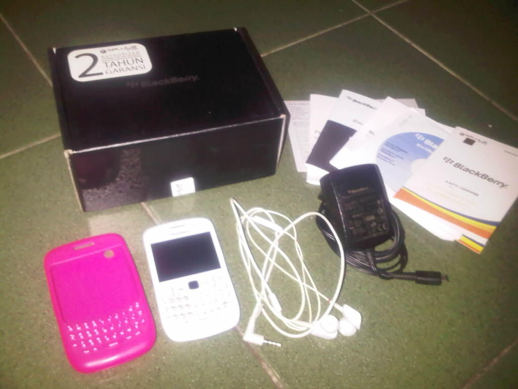 DIJUAL BLACKBERRY GEMINI 8520 WHITE GARANSI SELLULAR SHOP