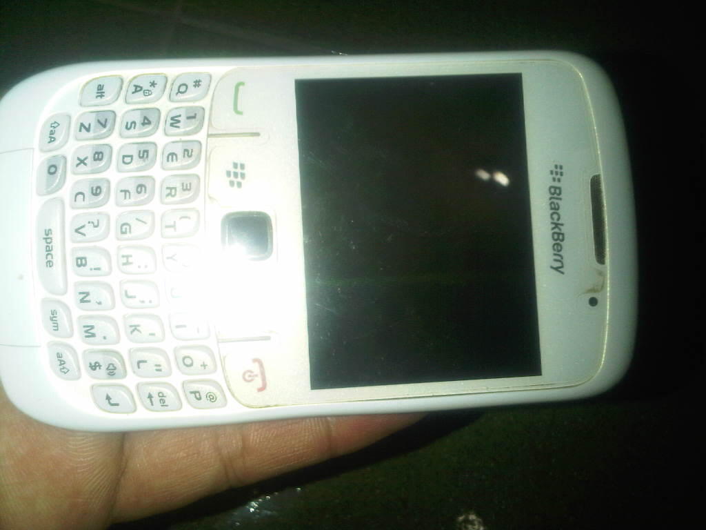 DIJUAL BLACKBERRY GEMINI 8520 WHITE GARANSI SELLULAR SHOP