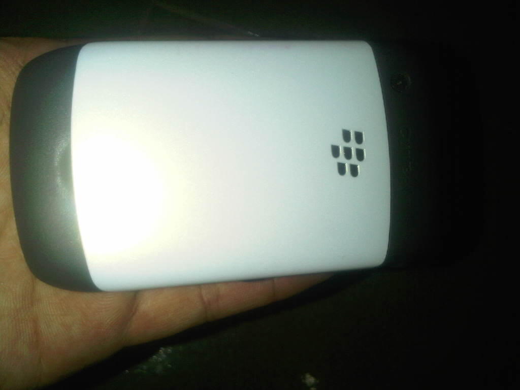 DIJUAL BLACKBERRY GEMINI 8520 WHITE GARANSI SELLULAR SHOP