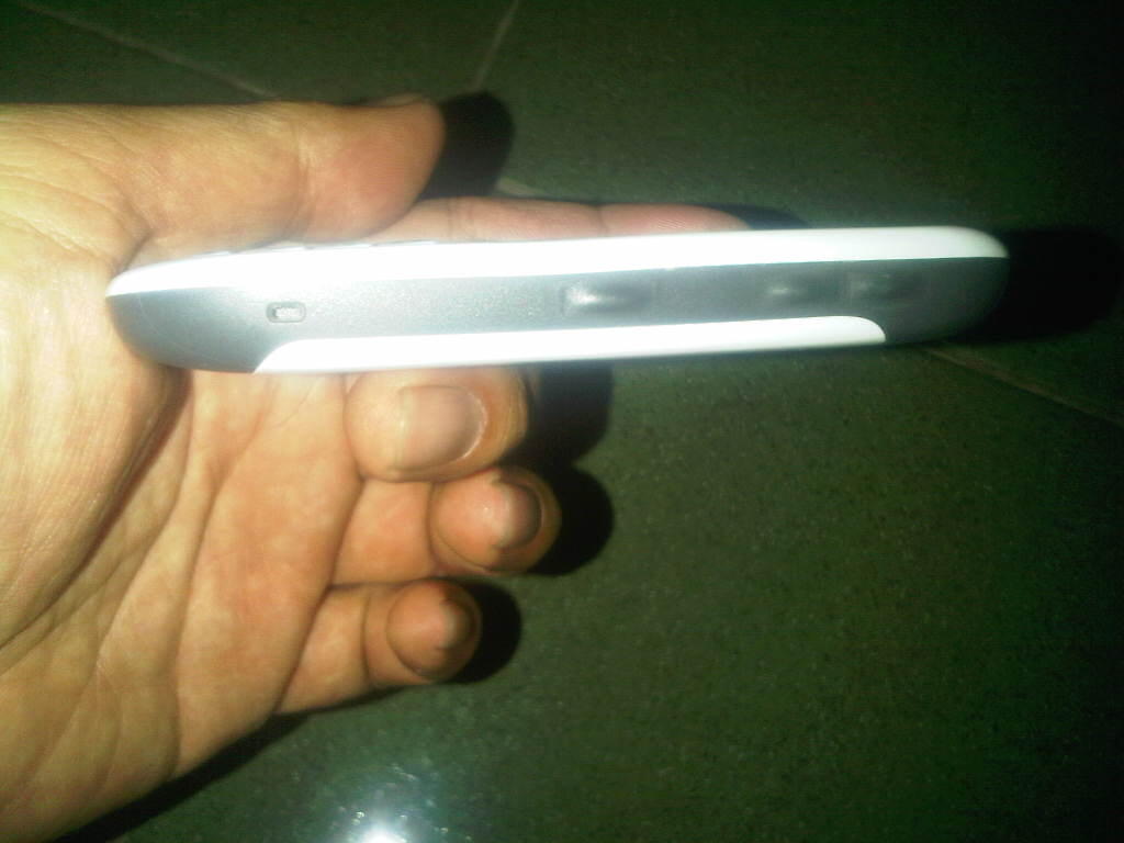 DIJUAL BLACKBERRY GEMINI 8520 WHITE GARANSI SELLULAR SHOP