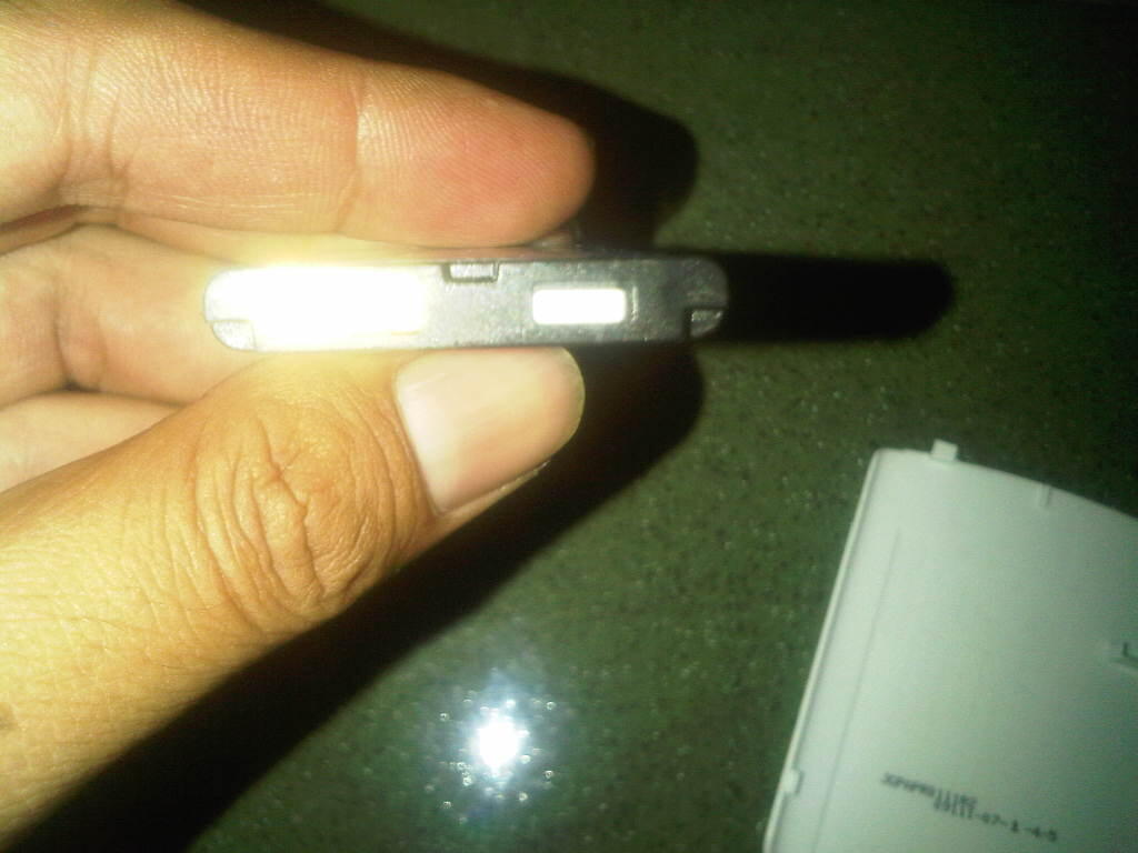 DIJUAL BLACKBERRY GEMINI 8520 WHITE GARANSI SELLULAR SHOP