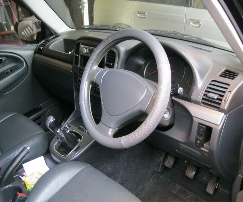 SUZUKI ESCUDO 1.6 TAHUN 2005 WARNA HITAM