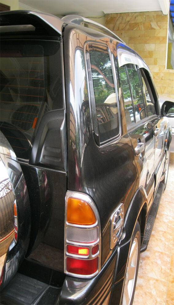 SUZUKI ESCUDO 1.6 TAHUN 2005 WARNA HITAM