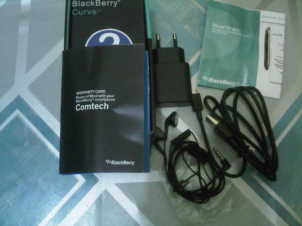 BB 9320,armstrong,4gb.komplitgaransi pt.comtech ctn s/d 12juni2014 ,mulus 97%. normal