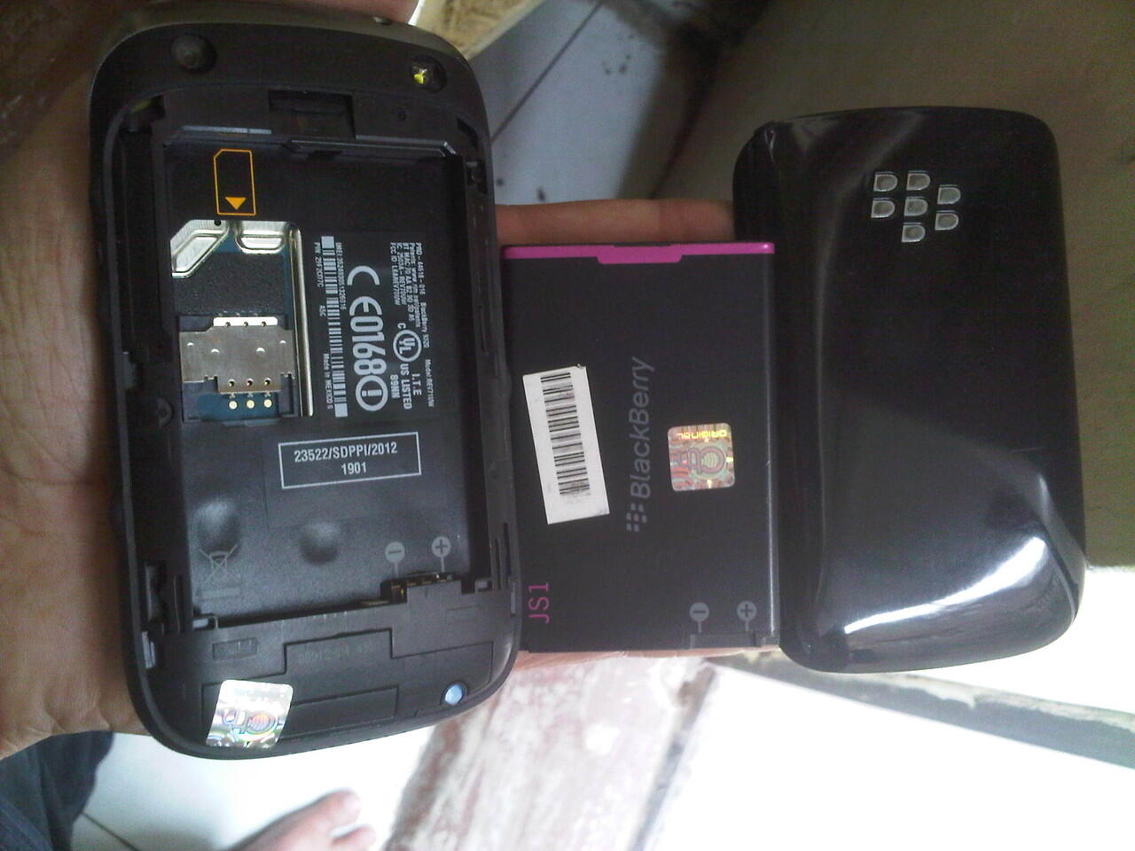 BB 9320,armstrong,4gb.komplitgaransi pt.comtech ctn s/d 12juni2014 ,mulus 97%. normal