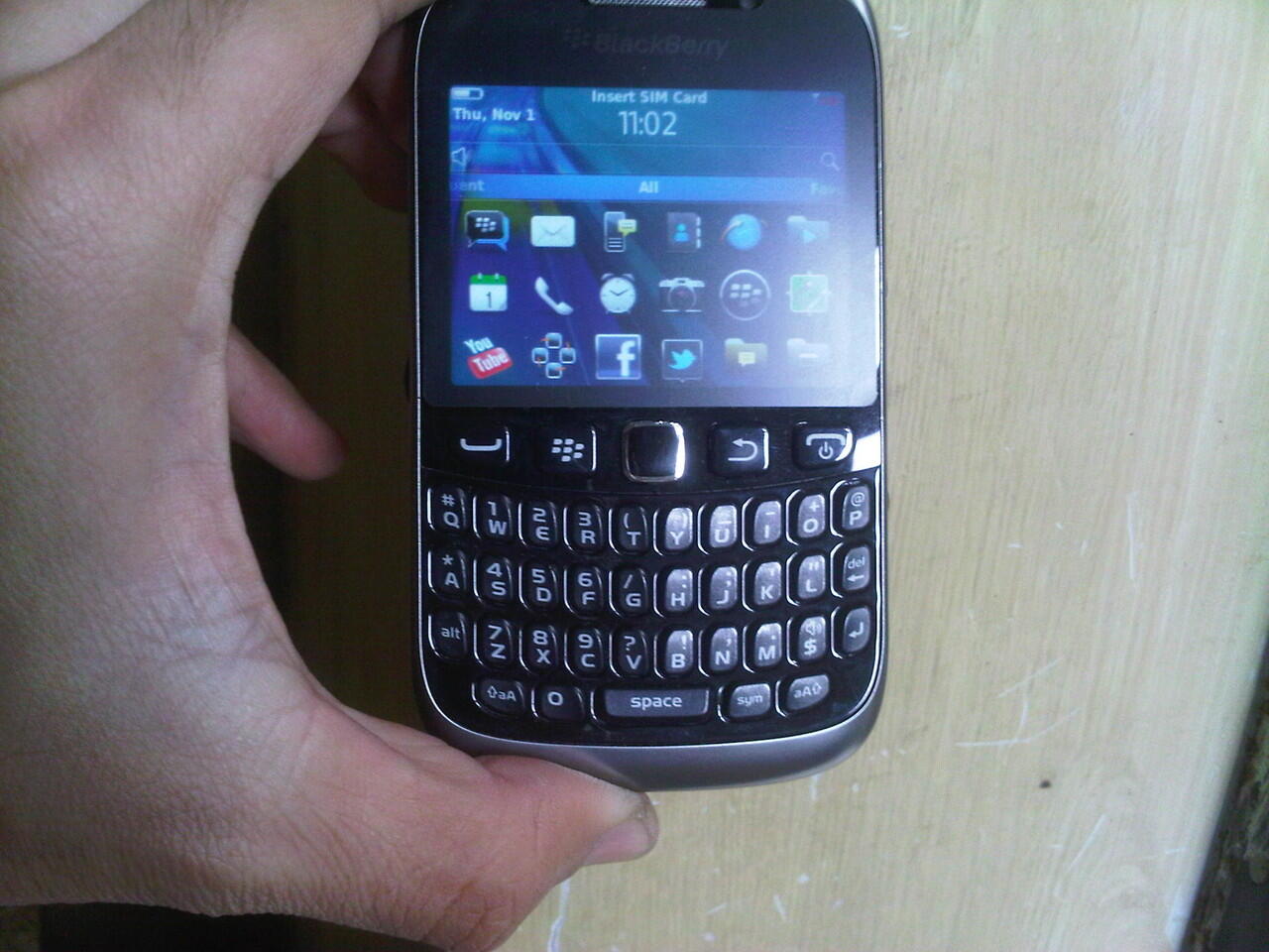 BB 9320,armstrong,4gb.komplitgaransi pt.comtech ctn s/d 12juni2014 ,mulus 97%. normal