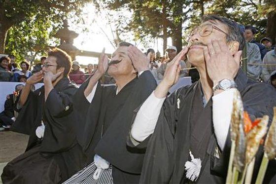 Festival Membelai Kumis di Jepang