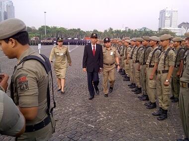 Hari ke-22 Jokowi Jokowi Pimpin Apel Siaga Banjir 2012 di Lapangan Silang Monas