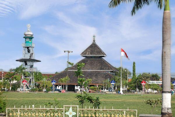 DEMAK (KOTA KECIL YANG SANGAT BERSEJARAH TAPI GAK BANYAK DIKENAL)