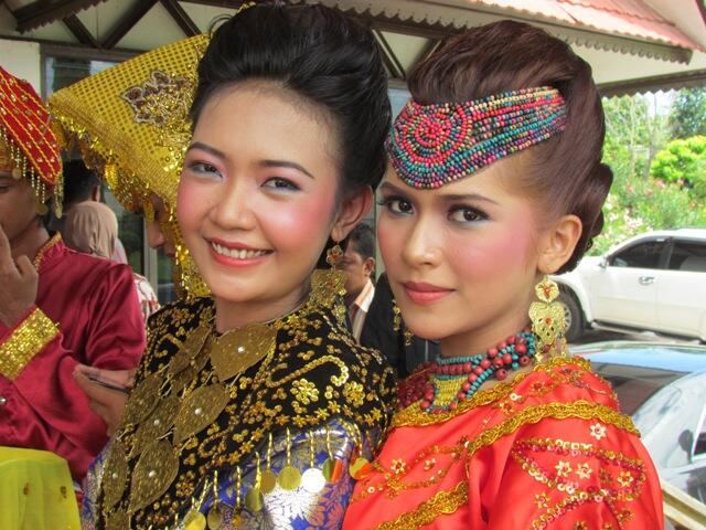 Cantiknya Penari Adat