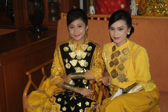 Cantiknya Penari Adat