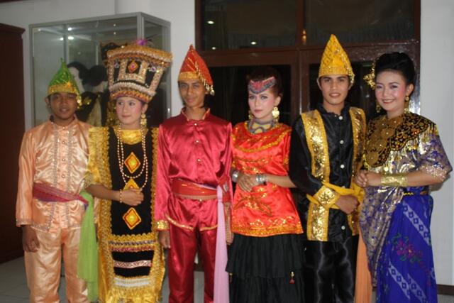 Cantiknya Penari Adat