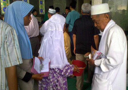 {alhamudlillah yach} pemulung, pengemis, pembalap & koruptor udah pake kerudung...!!!