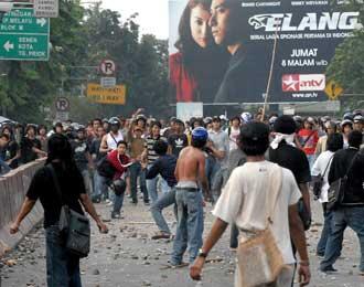 BELANDA, JAJAHLAH KAMI KEMBALI..AKU MOHON..!!