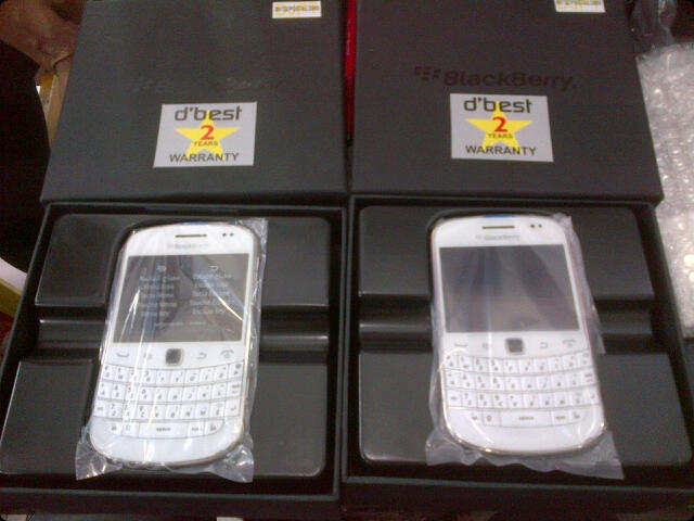BLACKBERRY MONTANA 9930 GSM & CDMA OS7 touchscreen black & white BARU GARANSI 2 TAHUN
