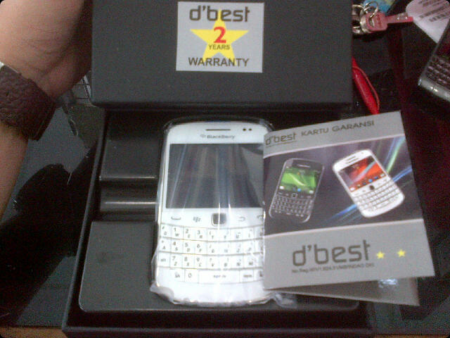 BLCKBERRY DAKOTA 9900 black & white BARU GARANSI RESMI DISTRIBUTOR 2 TAHUN