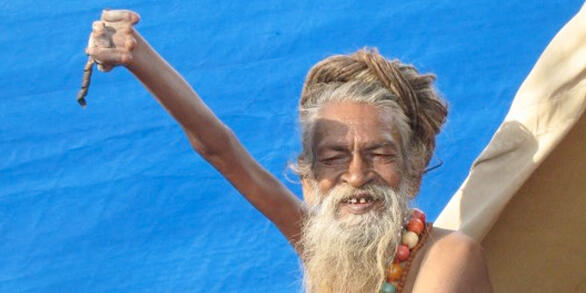 Demi perdamaian dunia, bapak tua ini angkat tangan selama 38 tahun