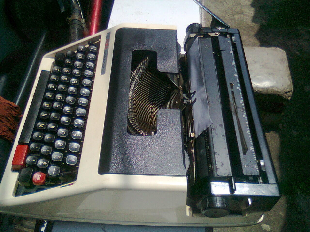 menjual mesin ketik Manual merek SUPER DELUXE aiwa mantap