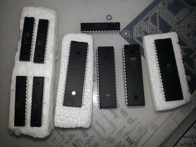 Macam-macam IC AVR Microcontroller (ATtiny13, ATmega16, ATmega32, ATmega128 dll)