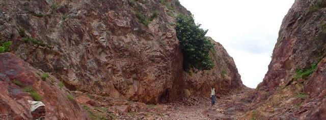 WOW...pria ini membelah gunung di India