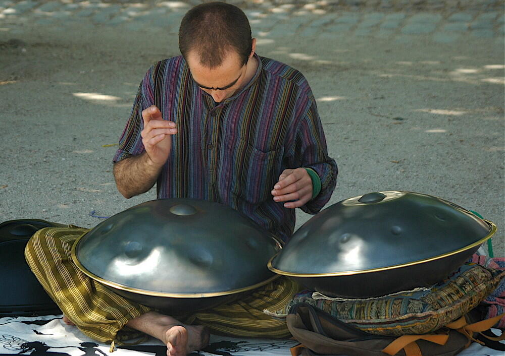 HANG DRUM Alat musik yang mempunyai bentuk Unik tapi menghasilkan
