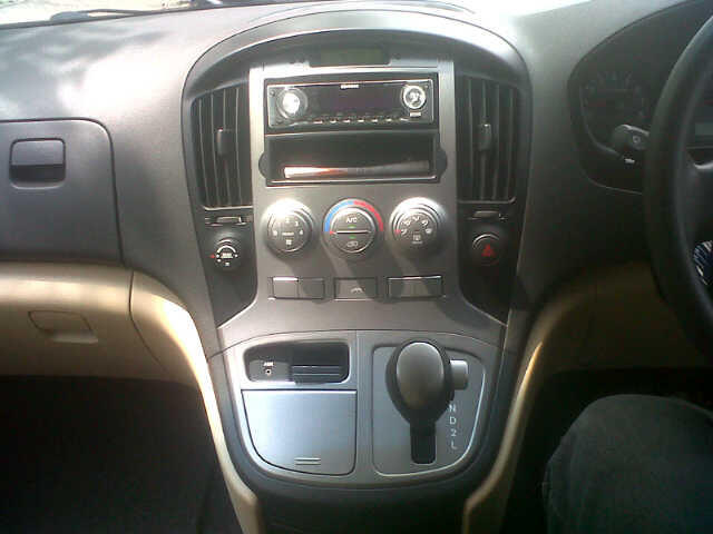 Dijual : hyundai H1 2008 a/t hitam