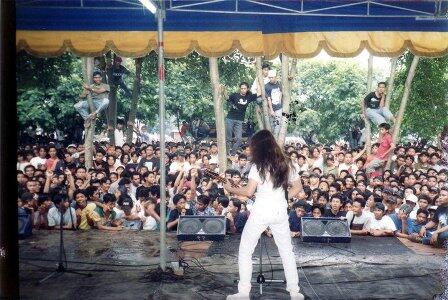 Pria Bergamis di Konser Sepultura Itu Pionir Musik Metal Indonesia