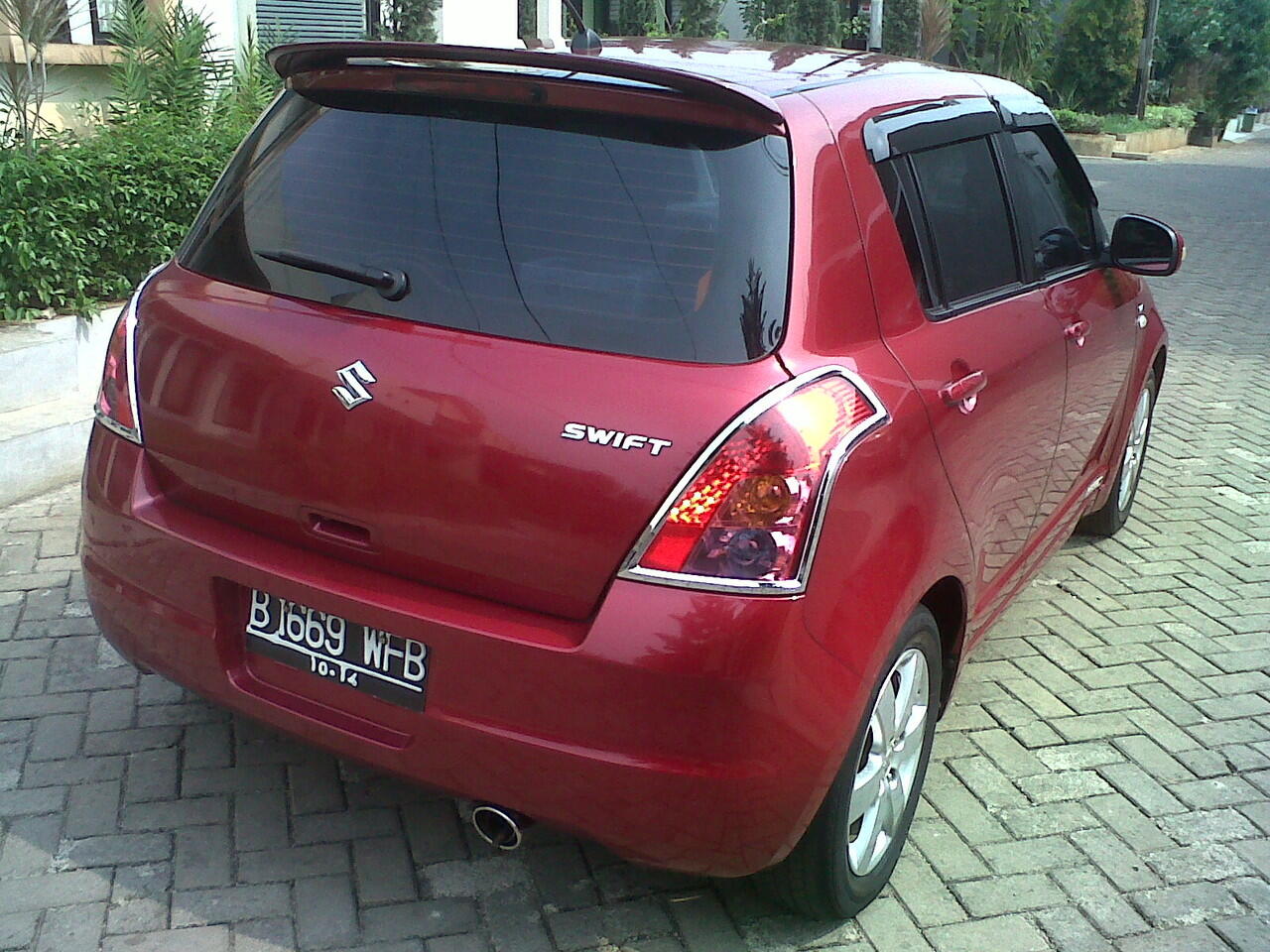 jual suzuki swift ST 2009 warna merah metalic
