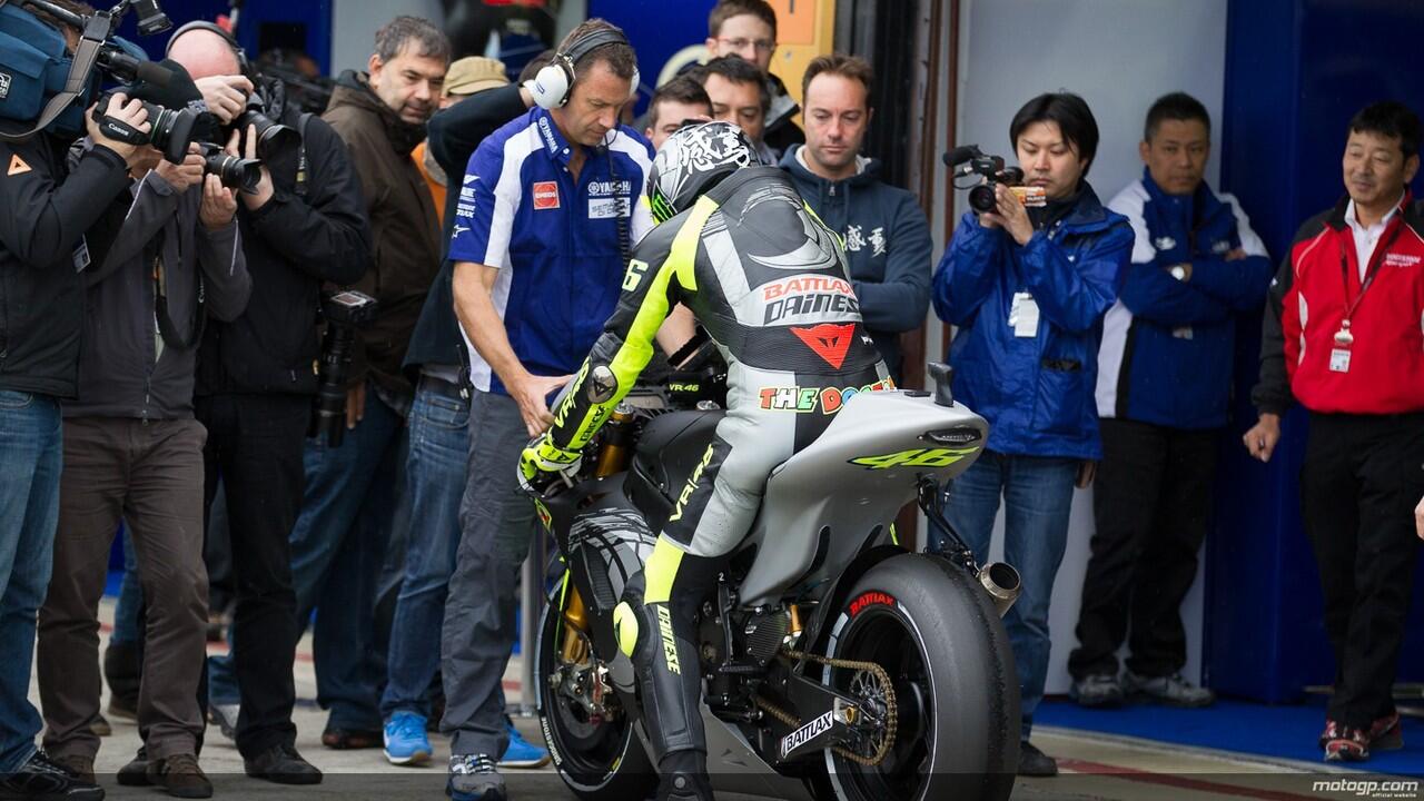 Photo Valentino Rossi dgn Motor Yamaha YZR-M1 Terbaru, GAAANNN ...