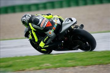 Photo Valentino Rossi dgn Motor Yamaha YZR-M1 Terbaru, GAAANNN ...