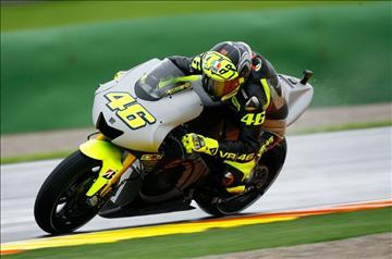 Photo Valentino Rossi dgn Motor Yamaha YZR-M1 Terbaru, GAAANNN ...