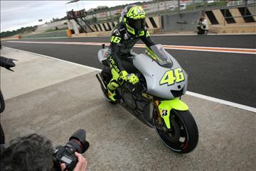 Photo Valentino Rossi dgn Motor Yamaha YZR-M1 Terbaru, GAAANNN ...