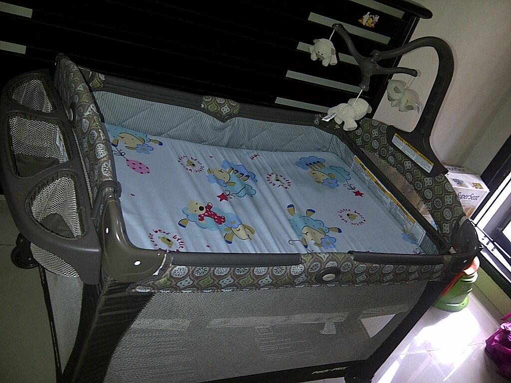 Jual barang eks baby : box graco, summer superseat, pigeon feeding set, etc
