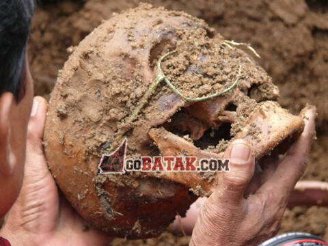 Tradisi adat Batak toba Mangokal Holi (menggali dan memindahkan tulang belulang)